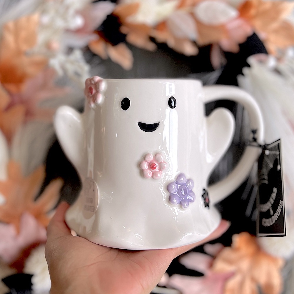 ✨NEW👻Cobwebs and Cauldrons Ghost with Daisy Flowers Mug🌸